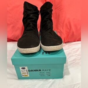 Danna Raye Zipper Shoe